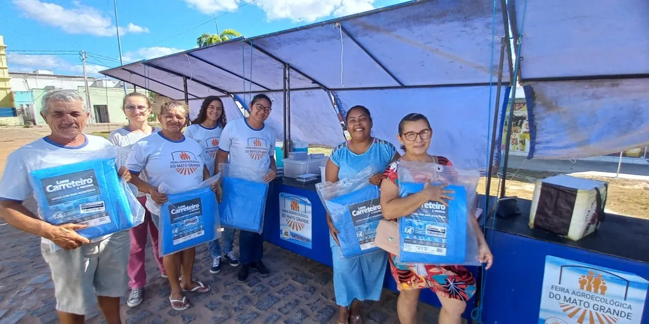 Feira agroecológica do Mato Grande recebe material para restauração das barracas